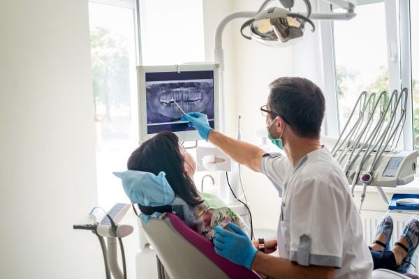 dentista mostra la radiografia a un paziente