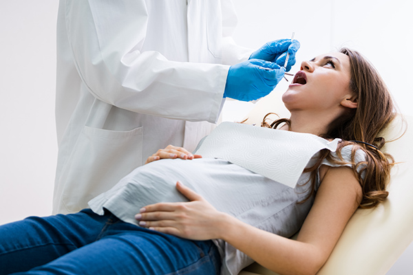 Andare dal dentista in gravidanza e allattamento